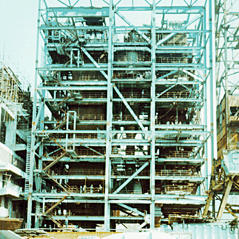 How can the wear problem of the heated surface of a paper slag sludge bubbling bed boiler be effectively alleviated?